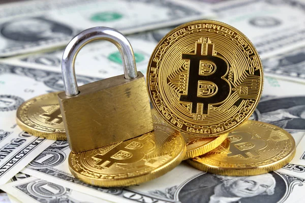 Versión física de Bitcoin (nuevo dinero virtual), candado de oro y billetes de un dólar. Imagen conceptual para el dinero y la seguridad criptomoneda . — Foto de Stock