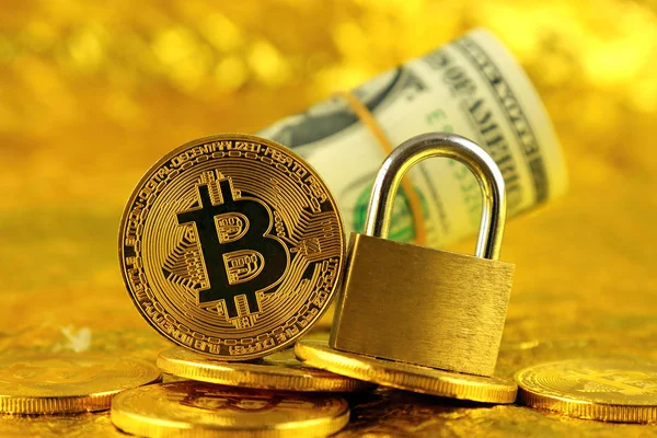 Bitcoin (sanal para), altın asma kilit ve bir dolarlık banknot fiziksel sürümü. Para ve cryptocurrency güvenlik için kavramsal görüntü.