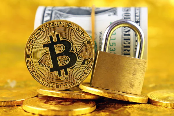 Bitcoin (sanal para), altın asma kilit ve bir dolarlık banknot fiziksel sürümü. Para ve cryptocurrency güvenlik için kavramsal görüntü.