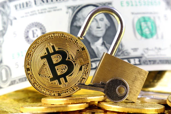 Bitcoin (sanal para), altın asma kilit ve bir dolarlık banknot fiziksel sürümü. Para ve cryptocurrency güvenlik için kavramsal görüntü.
