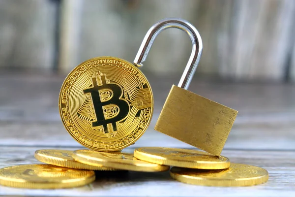 Bitcoin (sanal para) ve altın asma kilit fiziksel sürümü. Para ve cryptocurrency güvenlik için kavramsal görüntü.