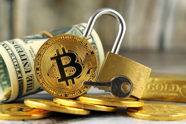Bitcoin (sanal para), altın asma kilit ve bir dolarlık banknot fiziksel sürümü. Para ve cryptocurrency güvenlik için kavramsal görüntü.