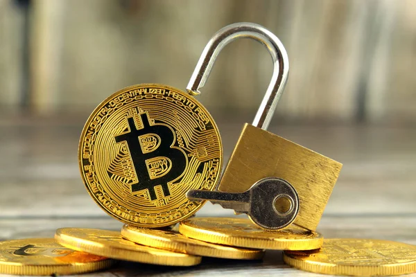 Bitcoin (sanal para) ve altın asma kilit fiziksel sürümü. Para ve cryptocurrency güvenlik için kavramsal görüntü.