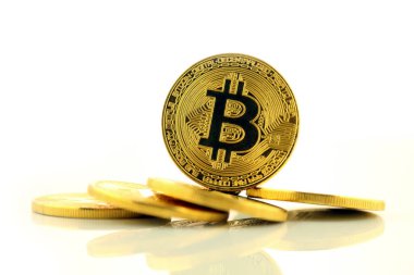 Bitcoin 'in fiziksel versiyonu, yeni sanal para. Dünya çapında kripto para birimi ve dijital ödeme sistemi için kavramsal görüntü ilk merkezi olmayan dijital para birimi olarak adlandırılır..