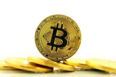 Bitcoin 'in fiziksel versiyonu, yeni sanal para. Dünya çapında kripto para birimi ve dijital ödeme sistemi için kavramsal görüntü ilk merkezi olmayan dijital para birimi olarak adlandırılır..