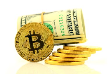 Bitcoin (sanal para) ve bir dolarlık banknot fiziksel sürümü. Bir dolar için Exchange bitcoin. Dünya çapında cryptocurrency ve dijital ödeme sistemi için kavramsal görüntü.