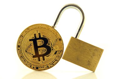 Bitcoin (sanal para) ve altın asma kilit fiziksel sürümü. Para ve cryptocurrency güvenlik için kavramsal görüntü.