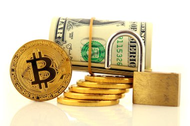 Bitcoin (sanal para), altın asma kilit ve bir dolarlık banknot fiziksel sürümü. Para ve cryptocurrency güvenlik için kavramsal görüntü.