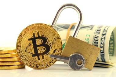 Bitcoin (sanal para), altın asma kilit ve bir dolarlık banknot fiziksel sürümü. Para ve cryptocurrency güvenlik için kavramsal görüntü.