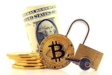 Bitcoin (sanal para), altın asma kilit ve bir dolarlık banknot fiziksel sürümü. Para ve cryptocurrency güvenlik için kavramsal görüntü.