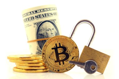 Bitcoin (sanal para), altın asma kilit ve bir dolarlık banknot fiziksel sürümü. Para ve cryptocurrency güvenlik için kavramsal görüntü.