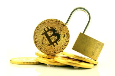 Bitcoin (sanal para) ve altın asma kilit fiziksel sürümü. Para ve cryptocurrency güvenlik için kavramsal görüntü.