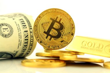 Bitcoin, yeni sanal para fiziksel sürümü. Cryptocurrency, altın ve dolar yatırımcılar için kavramsal görüntü.