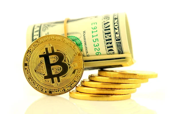 Bitcoin (sanal para) ve bir dolarlık banknot fiziksel sürümü. Bir dolar için Exchange bitcoin. Dünya çapında cryptocurrency ve dijital ödeme sistemi için kavramsal görüntü.