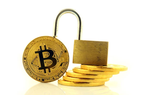 Bitcoin (sanal para) ve altın asma kilit fiziksel sürümü. Para ve cryptocurrency güvenlik için kavramsal görüntü.