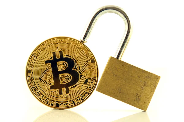 Bitcoin (sanal para) ve altın asma kilit fiziksel sürümü. Para ve cryptocurrency güvenlik için kavramsal görüntü.