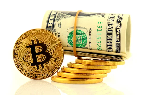 Bitcoin (sanal para) ve bir dolarlık banknot fiziksel sürümü. Bir dolar için Exchange bitcoin. Dünya çapında cryptocurrency ve dijital ödeme sistemi için kavramsal görüntü.