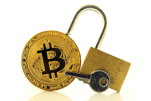 Bitcoin (sanal para) ve altın asma kilit fiziksel sürümü. Para ve cryptocurrency güvenlik için kavramsal görüntü.