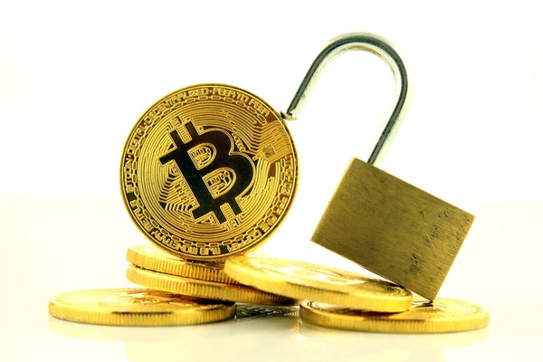 Bitcoin (sanal para) ve altın asma kilit fiziksel sürümü. Para ve cryptocurrency güvenlik için kavramsal görüntü.