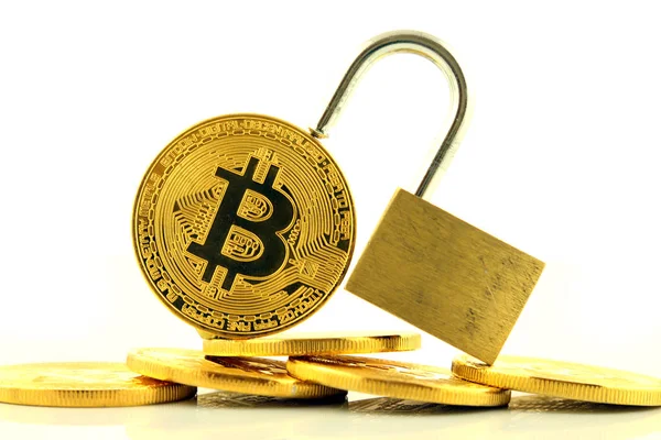 Bitcoin (sanal para) ve altın asma kilit fiziksel sürümü. Para ve cryptocurrency güvenlik için kavramsal görüntü.