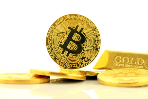 Physische Version von Bitcoin, neues virtuelles Geld. Konzeptionelles Image für Anleger in Kryptowährung und Gold. — Stockfoto