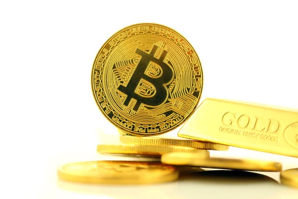 Physische Version von Bitcoin, neues virtuelles Geld. Konzeptionelles Image für Anleger in Kryptowährung und Gold. — Stockfoto