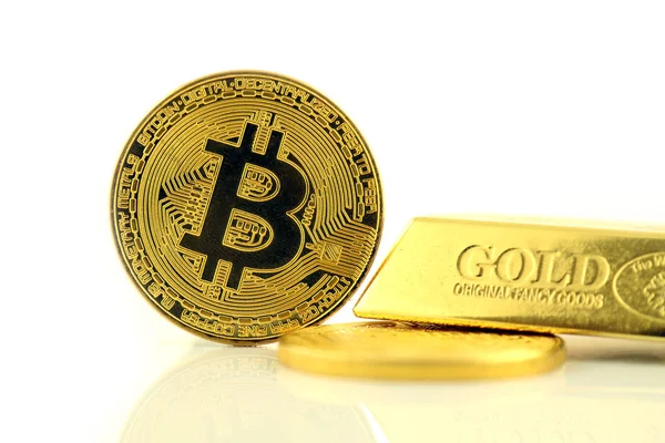 Bitcoin, yeni sanal para fiziksel sürümü. Cryptocurrency ve altın yatırımcılar için kavramsal görüntü.