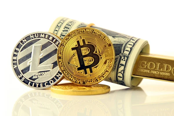 Fysieke versie Bitcoin of Litecoin, nieuwe virtueel geld. Conceptuele afbeelding voor beleggers in cryptocurrency, goud en de dollar. — Stockfoto