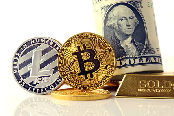 Physische Version von Bitcoin und Litecoin, neues virtuelles Geld. Konzeptionelles Image für Anleger in Kryptowährungen, Gold und Dollar. — Stockfoto