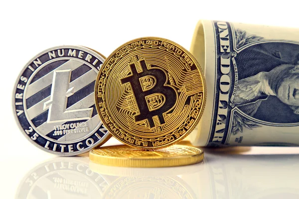 Physische Version von Bitcoin und Litecoin, neues virtuelles Geld. Konzeptionelles Image für Anleger in Kryptowährungen, Gold und Dollar. — Stockfoto