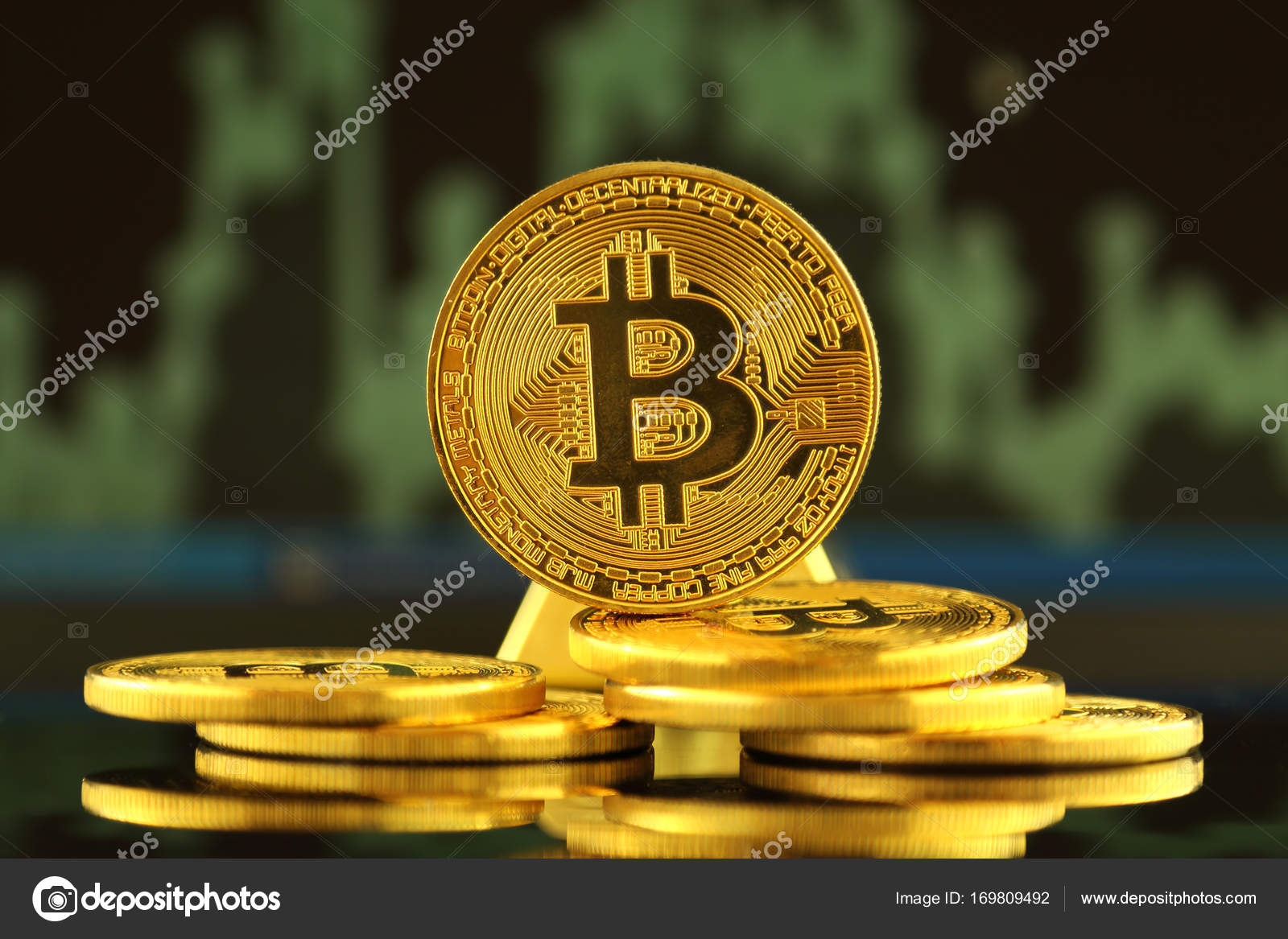 新的虚拟货币比特币的物理版本. —— 库存社论照片© PromesaStudio #169809492