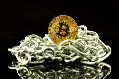Bitcoin (sanal para) ve zincir fiziksel sürümü. Cryptocurrency ve Blockchain teknoloji yatırımcılar için kavramsal görüntü.