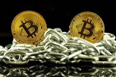 Bitcoin (sanal para) ve zincir fiziksel sürümü. Cryptocurrency ve Blockchain teknoloji yatırımcılar için kavramsal görüntü.