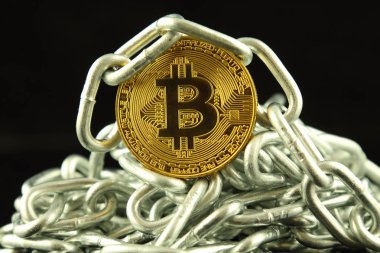 Bitcoin (sanal para) ve zincir fiziksel sürümü. Cryptocurrency ve Blockchain teknoloji yatırımcılar için kavramsal görüntü.