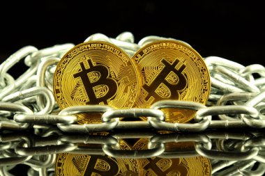 Bitcoin (sanal para) ve zincir fiziksel sürümü. Cryptocurrency ve Blockchain teknoloji yatırımcılar için kavramsal görüntü.