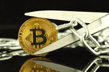 Bitcoin, makas ve zincir fiziksel sürümü. Blockchain teknoloji ve sabit çatal için kavramsal görüntü (terim bir durum için ne zaman bir blockchain iki ayrı zincirleri içine böler).