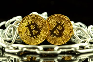 Bitcoin (sanal para) ve zincir fiziksel sürümü. Cryptocurrency ve Blockchain teknoloji yatırımcılar için kavramsal görüntü.