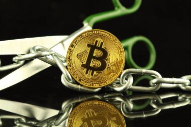 Bitcoin, makas ve zincir fiziksel sürümü. Blockchain teknoloji ve sabit çatal için kavramsal görüntü (terim bir durum için ne zaman bir blockchain iki ayrı zincirleri içine böler).