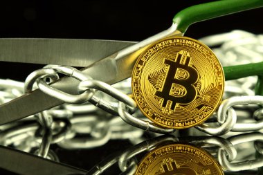 Bitcoin, makas ve zincir fiziksel sürümü. Blockchain teknoloji ve sabit çatal için kavramsal görüntü (terim bir durum için ne zaman bir blockchain iki ayrı zincirleri içine böler).