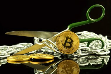 Bitcoin, makas ve zincir fiziksel sürümü. Blockchain teknoloji ve sabit çatal için kavramsal görüntü (terim bir durum için ne zaman bir blockchain iki ayrı zincirleri içine böler).