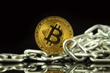 Bitcoin (sanal para) ve zincir fiziksel sürümü. Cryptocurrency ve Blockchain teknoloji yatırımcılar için kavramsal görüntü.