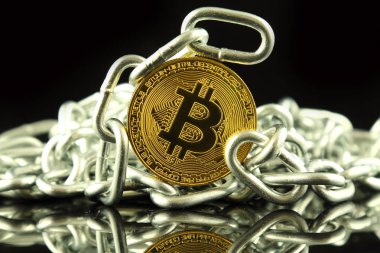 Bitcoin (sanal para) ve zincir fiziksel sürümü. Cryptocurrency ve Blockchain teknoloji yatırımcılar için kavramsal görüntü.
