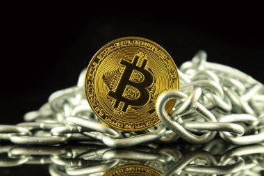 Bitcoin (sanal para) ve zincir fiziksel sürümü. Cryptocurrency ve Blockchain teknoloji yatırımcılar için kavramsal görüntü.