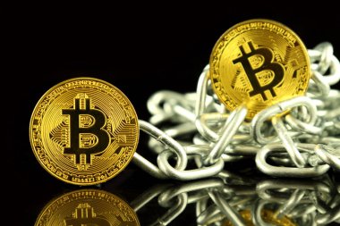 Bitcoin (sanal para) ve zincir fiziksel sürümü. Cryptocurrency ve Blockchain teknoloji yatırımcılar için kavramsal görüntü.