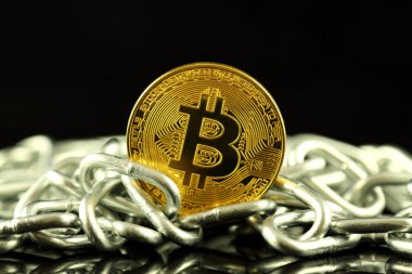 Bitcoin (sanal para) ve zincir fiziksel sürümü. Cryptocurrency ve Blockchain teknoloji yatırımcılar için kavramsal görüntü.