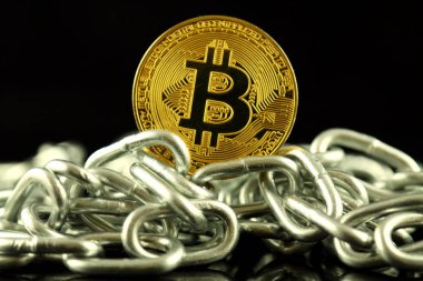 Bitcoin (sanal para) ve zincir fiziksel sürümü. Cryptocurrency ve Blockchain teknoloji yatırımcılar için kavramsal görüntü.