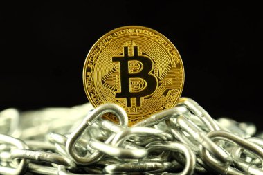 Bitcoin (sanal para) ve zincir fiziksel sürümü. Cryptocurrency ve Blockchain teknoloji yatırımcılar için kavramsal görüntü.