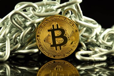 Bitcoin (sanal para) ve zincir fiziksel sürümü. Cryptocurrency ve Blockchain teknoloji yatırımcılar için kavramsal görüntü.