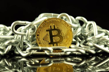 Bitcoin (sanal para) ve zincir fiziksel sürümü. Cryptocurrency ve Blockchain teknoloji yatırımcılar için kavramsal görüntü.