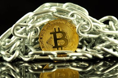 Bitcoin (sanal para) ve zincir fiziksel sürümü. Cryptocurrency ve Blockchain teknoloji yatırımcılar için kavramsal görüntü.